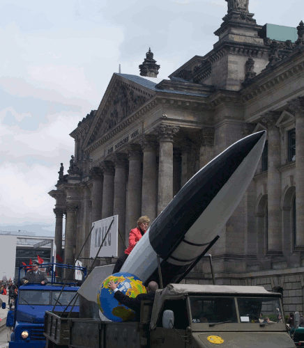 Merkel vor dem Reichstag
